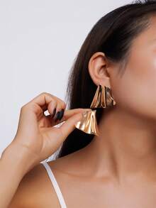 European And American Fashionable Asymmetrical Trapezoidal Pleated Gold Earrings, Simple And Versatile - Gold - View 7