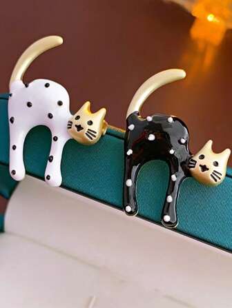 1 件时尚百搭的猫胸针，适合女性任何场合