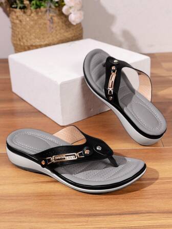 Nouvelles tongs d'été pour femmes en métal. Avec une semelle épaisse et confortable, bout rond ouvert et Glissant rétro. Le design créatif en rotin les rend à la mode et polyvalentes. Parfait pour un look frais et .