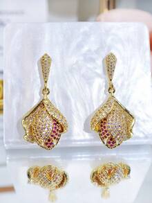 SEQUITO 2 piezas Decoración de oreja de dama de temperamento chapada en oro con micro pavé de cubitos de circonita AAA nuevos pendientes largos de gota con flor de rosa para fiesta de graduación y joyería