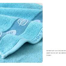 El patrón de hojas suaves viene en tres colores a elegir, convirtiéndolo en un regalo romántico ideal para parejas, perfecto para familias y baños