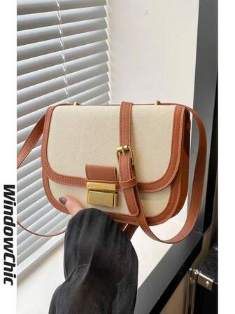 極簡時尚的色塊拼接亞麻方形包，硬鎖扣閉合，蓋子開口設計，長肩帶可調式斜揹包。適用於女性日常生活、休閒通勤使用。