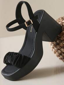 2026新款轻便厚底褶皱时尚高跟凉鞋，网面柔软材质，轻便时尚增高凉鞋，四季皆宜的大码女鞋，轻便时尚增高凉鞋，舒适美观性感低价女鞋，高跟凉鞋，坡跟凉鞋，防水厚底设计，金色搭扣，适合乡村、户外、度假等场合。 - 黑色 - 查看 10