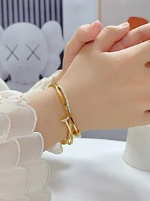 Ein französisch angehauchtes luxuriöses Nagelarmband, modisches, vielseitiges Edelstahlarmband mit Strasssteinen, geeignet für den täglichen Gebrauch