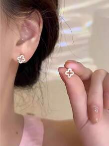 1 par de pendientes de rosca con trébol de la suerte de plata de ley 925 para mujeres, joyería de perforaciones en el cartílago del oído para San Valentín