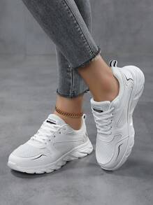 女士低帮网眼运动鞋，简约百搭，可搭配各种裤子；功能性户外休闲鞋，女性化的浅色工作鞋，打造优雅的办公室造型；时尚拼接设计的网球鞋；轻便减震的跑鞋，带来流畅灵活的跑步体验；透气灵活的羽毛球鞋，支持快速运动；健康的步行鞋，为您的积极生活方式增添力量