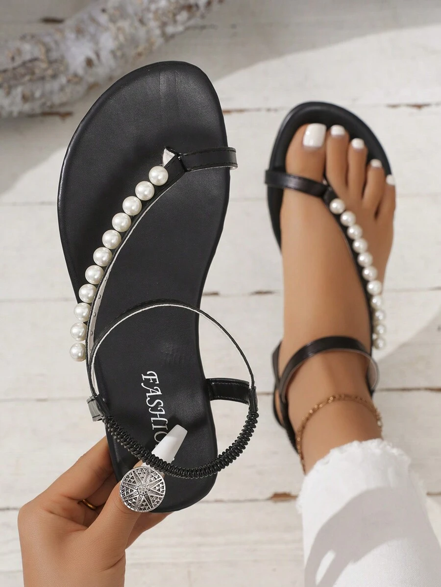 Sandalias planas de mujer en forma de T, estilo romano con decoración de cadena de perlas, cómoda sandalia abierta de punta para la playa con correa elástica en el talón, zapatos deslizantes de moda para el verano, negros - Negro - Ver 1