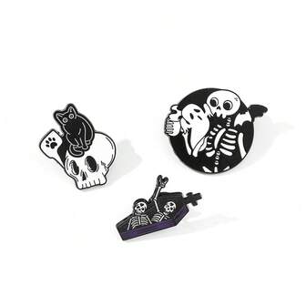 3入組萬聖節卡通頭骨胸針，可愛的黑色貓咪坐在棺材上，漸漸地露出頭骨，似乎在打招呼，掛針式金屬徽章，可裝飾背包或衣物。萬聖節禮品