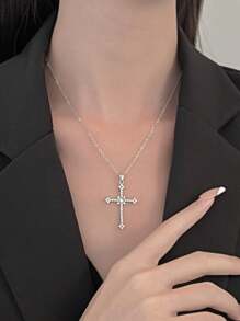 Fully Studded Cross Necklace Pendant Encrusted With High Quality Cubic Zirconia For Men And Women, Hip-Hop Style, Personalized Pendant, Diamond-Studded Star-Shaped Cross Necklace, New Cool Pendant, Unique Design For Ins Sweet And Cool Girls, Locking Collarbone Chain For Women