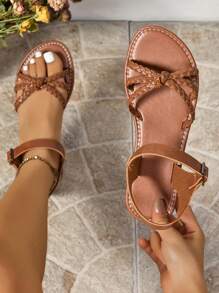 女士時尚休閒棕色編織夏季涼鞋，低跟2024年夏季新款女士海灘風格扁平涼鞋棕色皮革