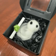 1入迷人口袋鬼布娃娃-超可愛的小迷你娃娃帶有迷人的卷軸，軟綿綿的鬼娃娃是給愛聽鬼故事的人、恐怖電影愛好者和萬聖節裝飾愛好者的最佳選擇 - 彩色 - 查看 4