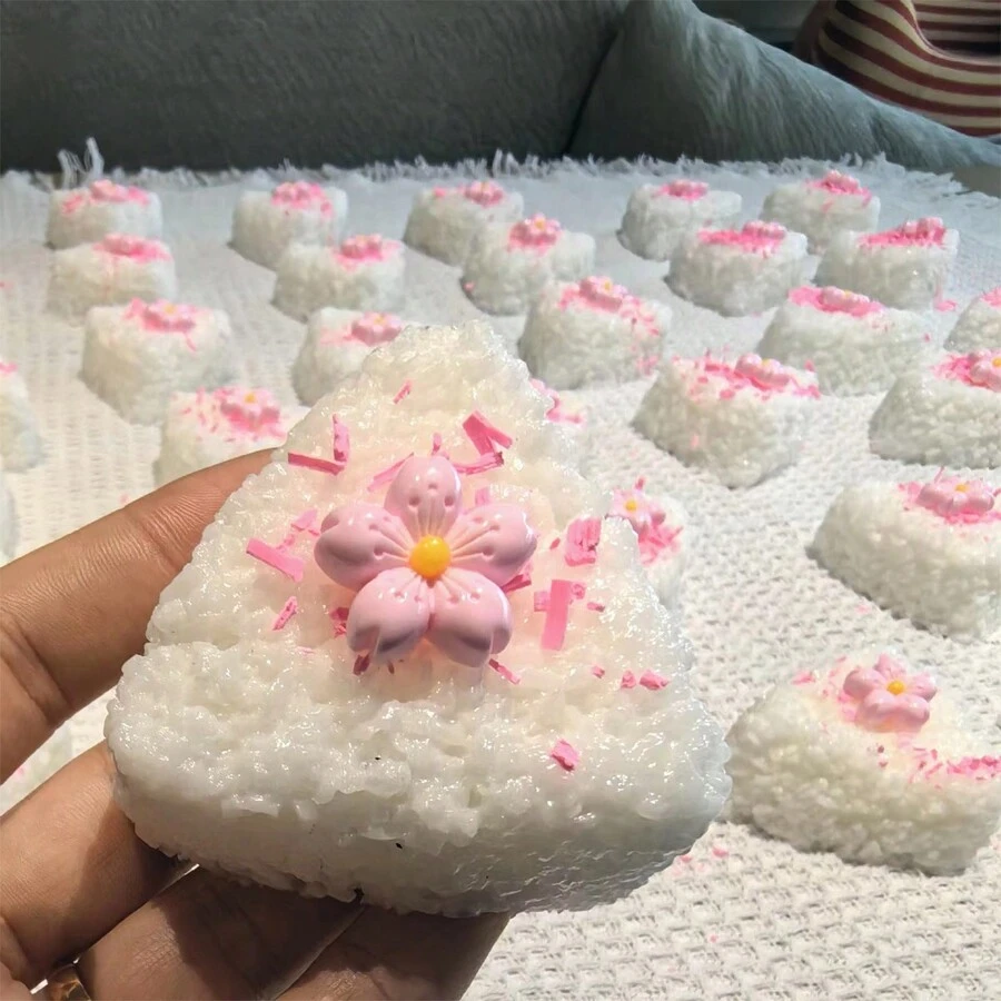 芝麻三角飯糰形狀減壓玩具，易於擠壓和捏碎，柔軟耐用，隨機色彩組合和包裝風格