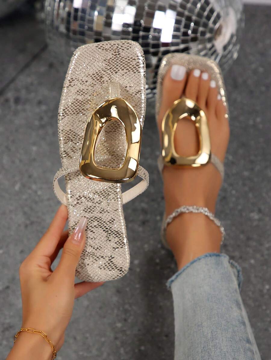 Sandalias planas de verano de moda ligeras para vacaciones con hebilla dorada con forma circular, decoración hueca y tiras con tachuelas para mujer