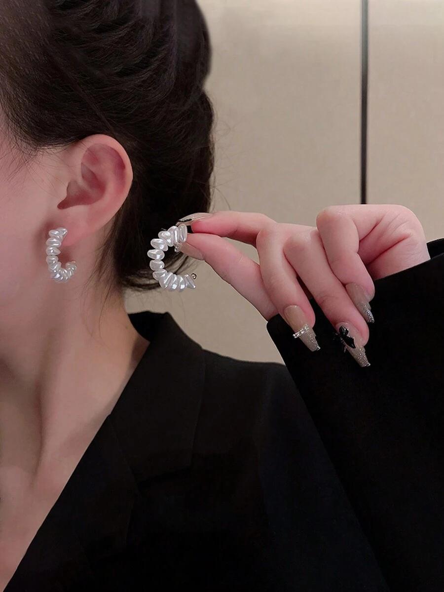 1 对女士法式复古不对称珍珠吊坠 C 形环状耳环，简约优雅的时尚配饰 - 白色 - 查看 1