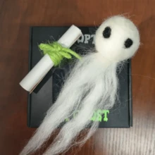 1入迷人口袋鬼布娃娃-超可愛的小迷你娃娃帶有迷人的卷軸，軟綿綿的鬼娃娃是給愛聽鬼故事的人、恐怖電影愛好者和萬聖節裝飾愛好者的最佳選擇 - 彩色 - 查看 8