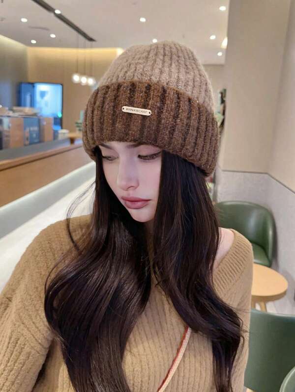 1 pezzo Berretto a maglia monocromatico da donna, Berretto alla moda bicolore con logo in metallo, Cappello antivento unisex adatto per sci, viaggi e uso quotidiano