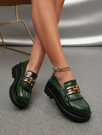Nuevos zapatos de mujer de 2025 con hebilla de metal verde, suela gruesa y tacón grueso. Tacones altos de piel suave con punta cuadrada en forma de V profunda de color verde oscuro. Zapatos de tacón grueso de recubierto para el trabajo y el transporte.