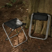 1入組小型方形便攜式摺疊凳，輕量級鋁合金構造，輕巧設計方便攜帶，適用於露營戶外和室內使用，耐用堅固且節省空間