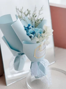 1 人造花束包含 1 朵人造玫瑰、人造满天星、鲜花包装纸、16cmx10cm 永生香皂花，适合作为生日或周年纪念礼物送给妈妈、闺蜜、朋友、母亲节情人节礼物、婚礼纪念品和节日派对家居餐桌装饰礼物、女性生日或派对礼物、情人节、礼物 - Style A - 查看 4