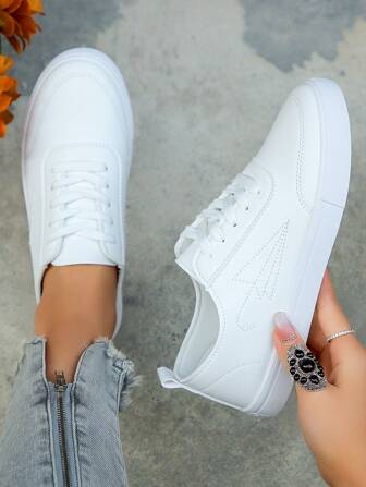 新款女式白色帆布滑板鞋，圆头低帮厚底一脚蹬运动鞋，时尚透气防滑厚底运动鞋，适合学生