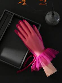 一双透明网状腕长手套，适合作为新娘婚礼或女性舞蹈的配饰