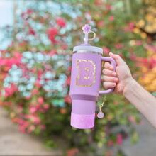 4 件套专为杯子配件设计，1 件花朵硅胶吸管盖，1 件姓名 ID 字母手柄饰物，1 件自粘字母贴纸，1 件杯套。杯子配件，母亲节礼物 - 紫色 - 查看 2