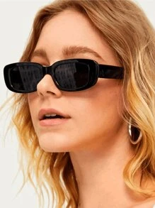Gafas de sol ovaladas Y2K pequeñas retro 2023 para hombres y mujeres, accesorios de playa de moda europea y americana de ojo de gato de street snap - Negro - Ver 1