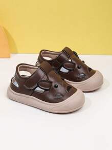 Ein Paar Sommer Baby Sandalen im selben Stil für Jungen und Mädchen. Geschlossene Zehensandalen mit weicher Sohle für Babys im Alter von 0-1-2 Jahren. Rutschfeste Sandalen für Säuglinge und Kleinkinder