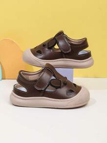 Ein Paar Sommer Baby Sandalen im selben Stil für Jungen und Mädchen. Geschlossene Zehensandalen mit weicher Sohle für Babys im Alter von 0-1-2 Jahren. Rutschfeste Sandalen für Säuglinge und Kleinkinder