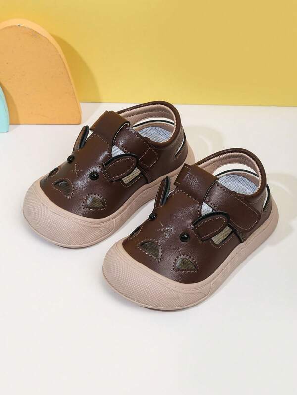 Um Par de Sandálias de Verão para Bebês com o Mesmo Estilo para Menino e Menina. Sapatos de Caminhada de Sola Macia de Bico Fechado para Bebê Menina com Idade de 0-1-2 Anos. Sandálias Antiderrapantes para Bebês e Crianças Pequenas