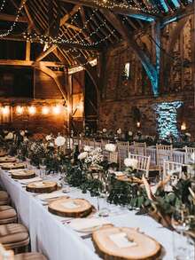 1 Stücke natürlicher Holzuntersetzer für Hochzeitspartys, asymmetrisch runde Form Platzdeckchen, 15cm Holz Tassenuntersetzer, geeignet als Tischmittelpunkt Dekoration, Kerzenhalter, handgemachte DIY Holzstücke, Malwerkzeuge für Holzmalerei, geeignet für Heimdekoration, Feierlichkeiten, Jahrestage, Hochzeitshintergrund Dekorationen