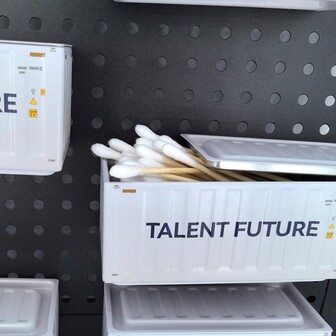 1个冰箱磁吸牙签收纳盒，厨房收纳盒，逼真的容器设计，可打开可拆卸，家居装饰