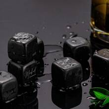 個性化威士忌冰石-手工製作的高級黑玄武岩石，威士忌禮盒套裝，伴郎禮物，專為父親的父親節禮物設計 - 黑色 - 查看 7