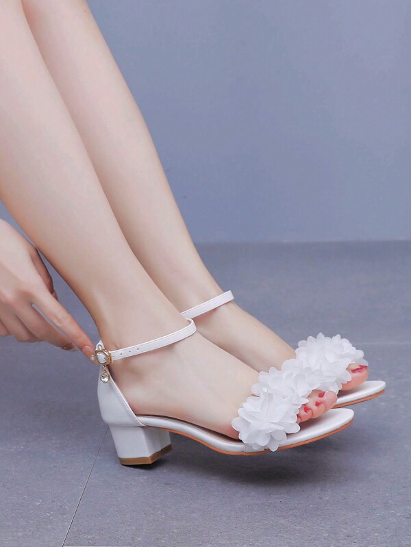 4cm Sandalias de princesa Lolita con talón de bloque medio blanco de puntera abierta y hebilla, suave PU mate, cómodo tacón en bloque grueso, sandalias nupciales y de boda con correa de flor y tacón alto