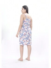 Vestido Corto Floral con Tirantes Adornados, Escote Cruzado y Despliegue en la Cintura - Lavado ligero - Ver 2