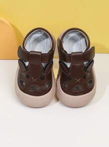 Ein Paar Sommer Baby Sandalen im selben Stil für Jungen und Mädchen. Geschlossene Zehensandalen mit weicher Sohle für Babys im Alter von 0-1-2 Jahren. Rutschfeste Sandalen für Säuglinge und Kleinkinder