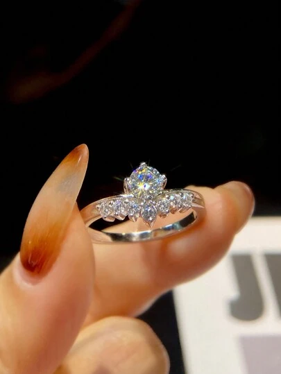 1入0.5克拉小皇冠設計D色莫桑石鑽戒指，S925純銀簡約浪漫戒指，永恆戒指，結婚週年紀念戒指，奢華珠寶禮物