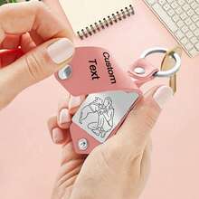 Customized Personalized Stainless Steel Leather Private Custom Carved Name Keychain Men's And Women's Fashion Names Engraved Buckle Schoolbag Pendant Key Chain DIY Gifts Mother's Day, Father's Day, Valentine's Day, Birthday, Anniversary Graduation High-End Gifts