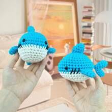 4 件/2 件/1 件钩针鲨鱼图案 Amigurumi 套件，包括纱线、钩针、记号笔、缝纫针、眼睛、填充物和说明 - 制作您自己的鲨鱼毛绒玩偶，附带分步英文视频教程（随机工具配件颜色） - 1件-藍色 - 查看 5