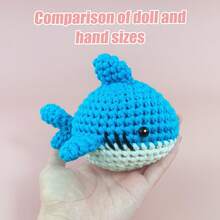 4 件/2 件/1 件钩针鲨鱼图案 Amigurumi 套件，包括纱线、钩针、记号笔、缝纫针、眼睛、填充物和说明 - 制作您自己的鲨鱼毛绒玩偶，附带分步英文视频教程（随机工具配件颜色） - 1件-藍色 - 查看 4