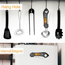 Un thermomètre à viande imperméable, multifonctionnel, pliable et manuel avec des lectures rapides en 2 à 3 secondes, une détection de température précise, fabriqué en matériau ABS, avec une sonde en métal en acier inoxydable et un bouton de commande en silicone. Il dispose d'un écran rétroéclairé, d'un aimant à l'arrière pour un rangement facile sur les réfrigérateurs, d'une fonction étanche, d'une température d'alarme réglable, d'une fonction d'alarme sonore et d'une sonde externe avec un cordon d'extension. La température peut être calibrée. Compact et léger, la sonde pliable assure un rangement sûr et sécurisé. Il est également livré avec un design suspendu.