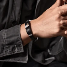 Bracelet commémoratif personnalisé avec photo gravée pour homme. Cadeau style noir, mode automne, vintage, épuré, personnalisé de manière unique. Cadeau idéal pour lui, petit ami, papa, famille, ami, fils, grands-parents pour anniversaire, Saint-Valentin, fête des pères, remise de diplôme, port quotidien, bal de promo