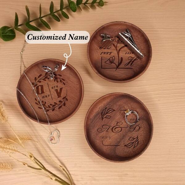 Personalisierter Holzschmuckständer mit Gravur des Namens und Geburtstagsblumen, Geschenk für Mama, personalisiertes Muttertagsgeschenk, Ringtablett mit Name für sie, holzernes Andenkenkästchen, wunderschönes Andenken-Geschenk für Papa zum Vatertag