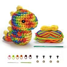 1入鬥龍彩虹毛線編織套件-適合初學者，包括DIY毛絨玩具所需物料、桌上裝飾、手工藝品、鑰匙圈等，包含英語演示視頻、美式英語旁白、英文指導書、鉤子、標線等配件（工具配件顏色隨機） - 彩虹色恐龍 - 查看 7