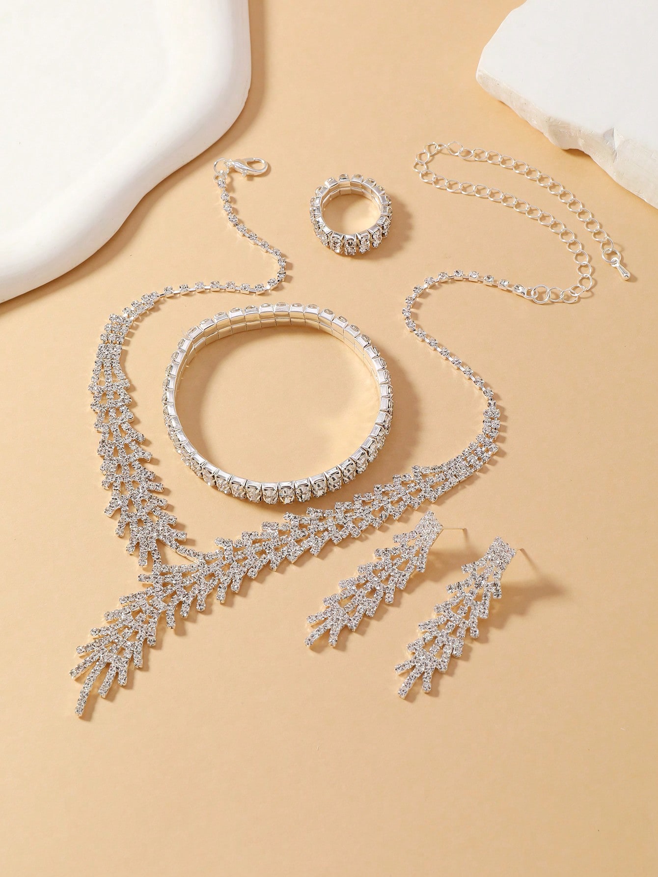 A set of 4 pieces (necklace, earrings, ring, brace...