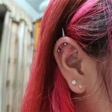2 pièces Boucles d'oreilles gothiques et en acier inoxydable 16G 316L pour femmes et hommes, bijoux de piercing à la tête de vis pour cartilage, tragus, conque et hélix, convient pour le port quotidien et les fêtes