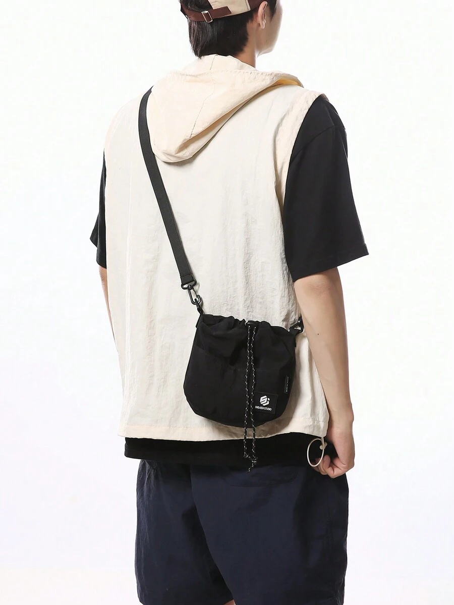 1 件男士斜挎包抽绳包单肩包方形包多功能便携适合日常休闲包适合旅行度假超市购物派对节日礼物和其他场合时尚纯色尼龙字母贴片街头适合学生白领朋友完美的男孩礼物零钱公交卡银行卡钥匙储物袋旅行配件斜挎包返校通勤旅行必备品夏季包