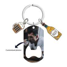 1入組個性化金屬鑰匙扣，可用作啤酒瓶開啟器，由不銹鋼製成，可以個性化印刷文字和照片，適用於熱愛飲酒的父親或朋友的禮品