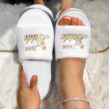 Dép hở mũi bằng lông cừu san hô màu trắng dành cho nữ có hoa văn vương miện vàng và thêu logo 'Teambride', hoàn hảo cho đám cưới hoặc quà tặng phù dâu - Dép trắng có hoa văn vương miện vàng và cô dâu - Xem 2