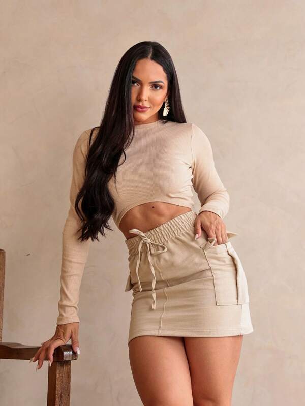 CONJUNTO FEMININO SAÍA CARGO MOLETINHO MAIS A BLUSINHA  BÁSICA DE MANGA LONGA